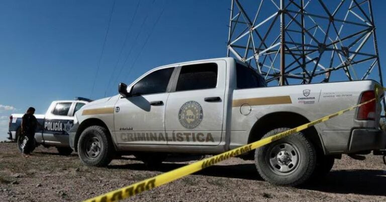 Encuentran 8 cadáveres y un "narcomensaje" en Chichuahua, México.