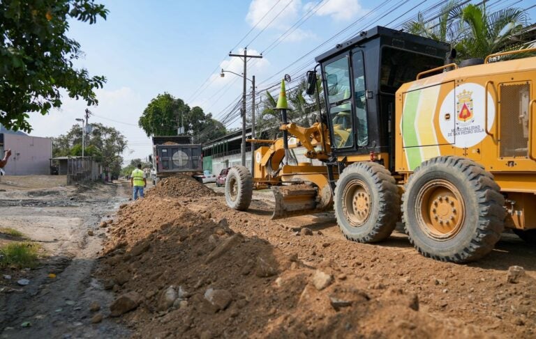 Municipalidad de SPS repara red vial no pavimentada en Armenta y Perfecto Vásquez