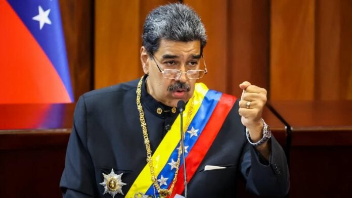 Maduro cierra sedes Ecuador