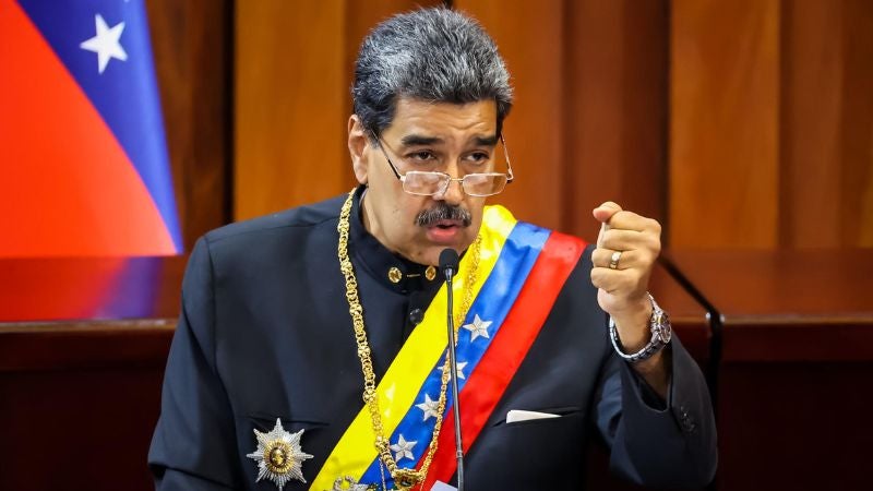 Maduro cierra sedes Ecuador