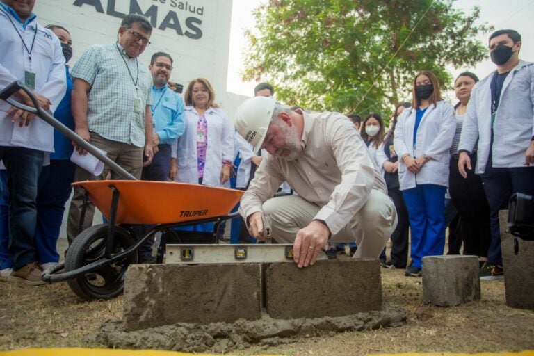 Inicia construcción del primer quirófano municipal de Honduras para cirugías menores