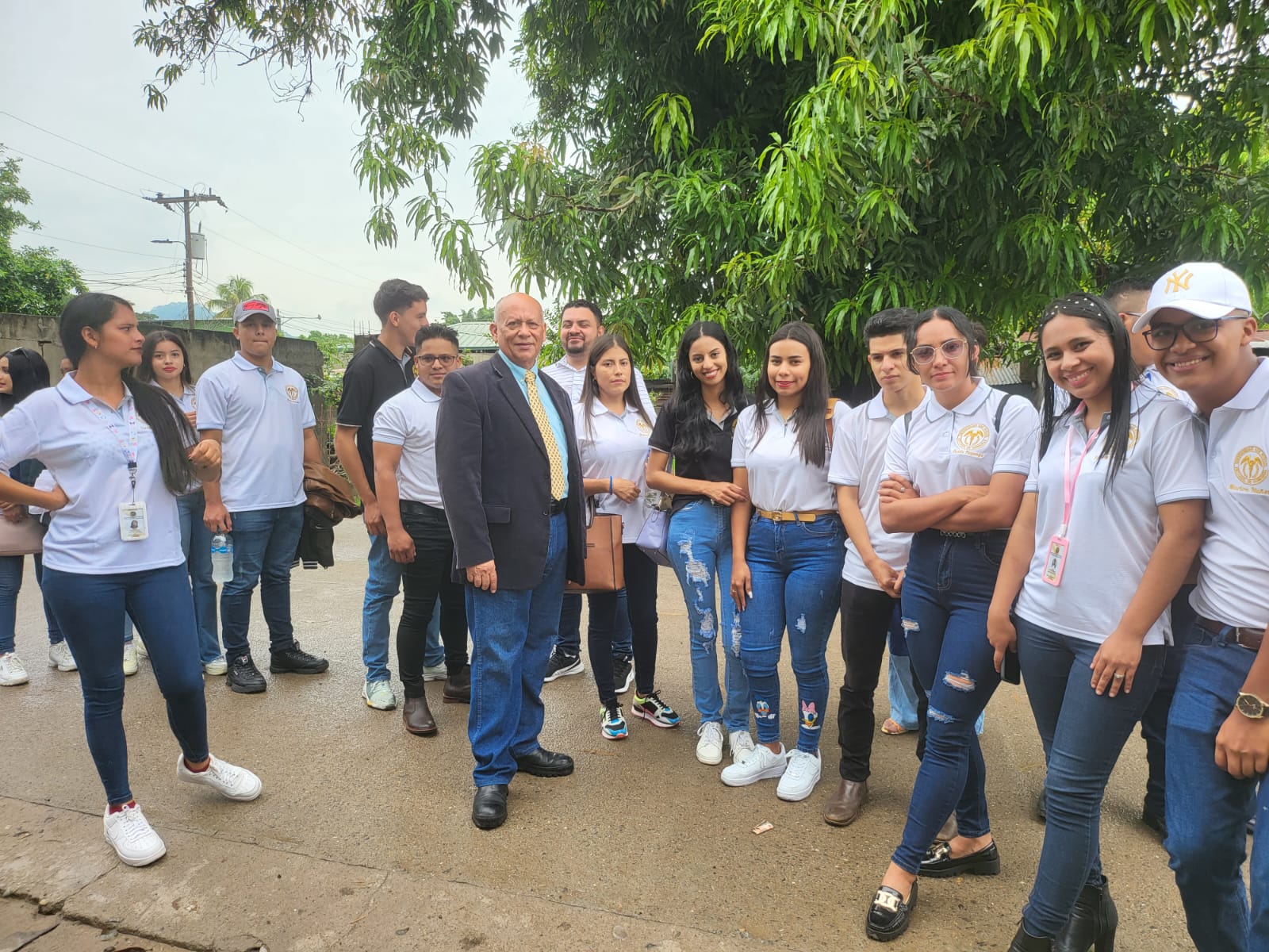 Acompañan a Osmín Bautista, jóvenes becados por la Fundación Educativa Bautista en la Universidad San Miguel Arcángel. 