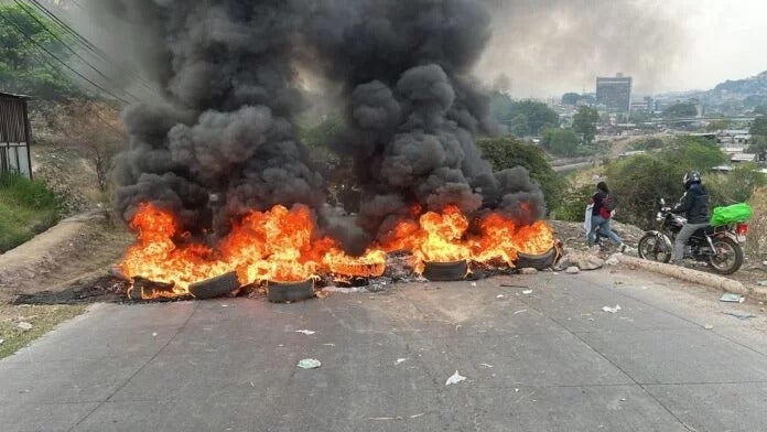 Pobladores de la colonia Sagastume protestan por mal estado de carretera
