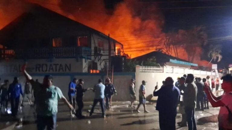 bombero que combatió el incendio en Roatán