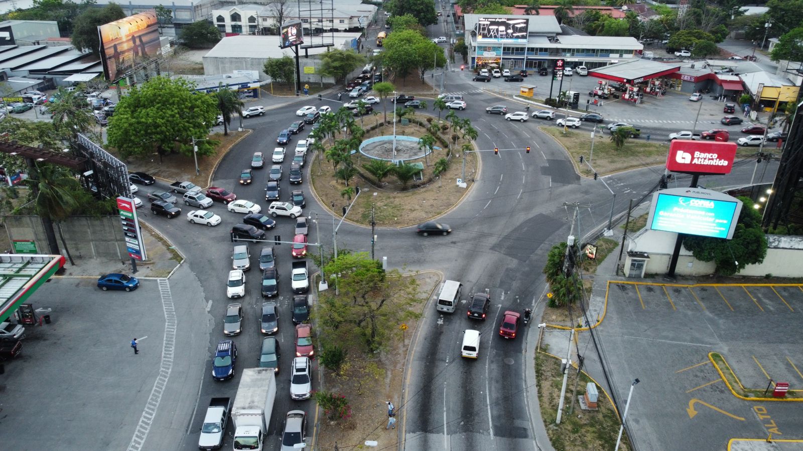 Con la instalación de nuevos semáforos, se espera mejorar el flujo de vehículos y peatones en las vías de la ciudad.
