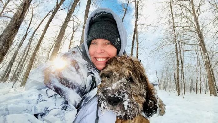 Encuentran a mujer abrazada a su perro río congelado