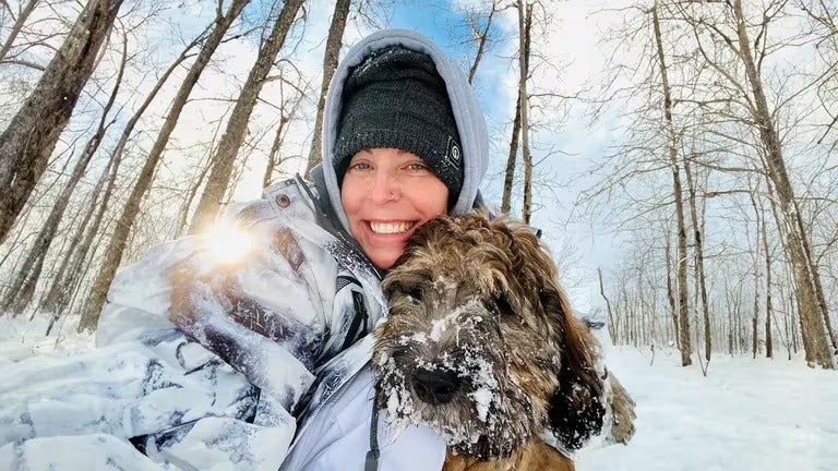 Encuentran a mujer abrazada a su perro río congelado