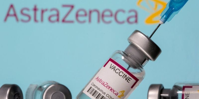AstraZeneca reconoce ante tribunal que vacuna anti COVID-19 puede generar efectos secundarios