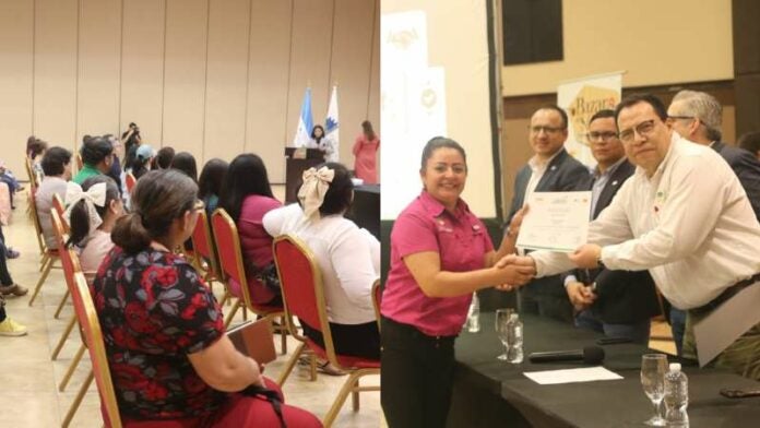 UTH entrega diplomas a emprendedores