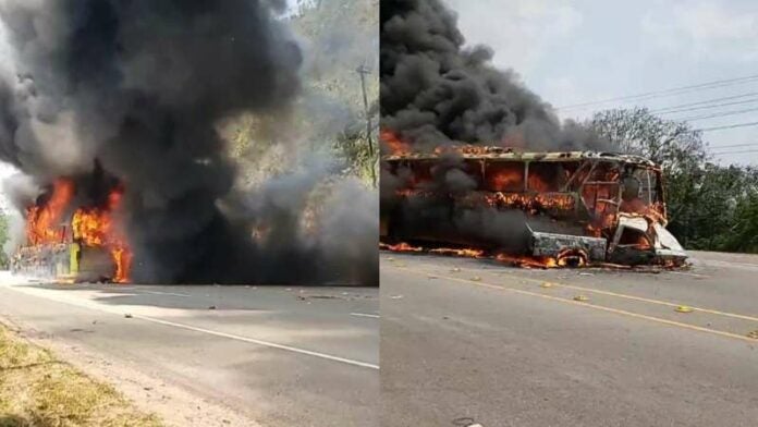 Autobús y pick-up se incendian