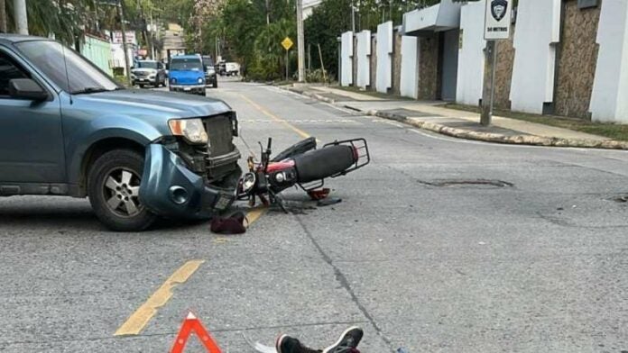 Choque entre motocicleta y camioneta