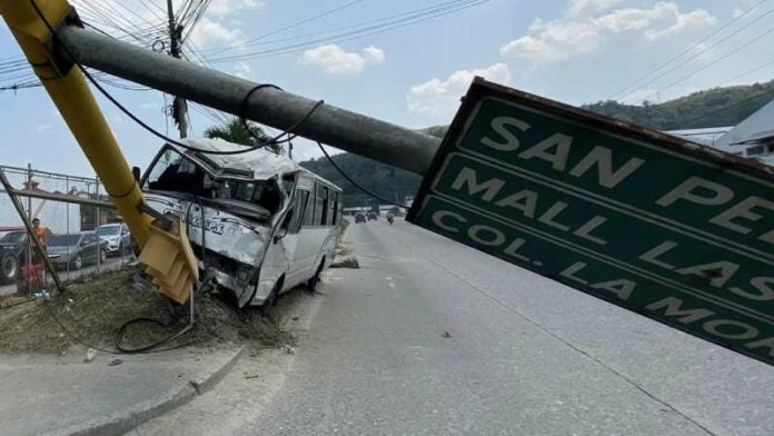 Bus choca con semáforo en Choloma