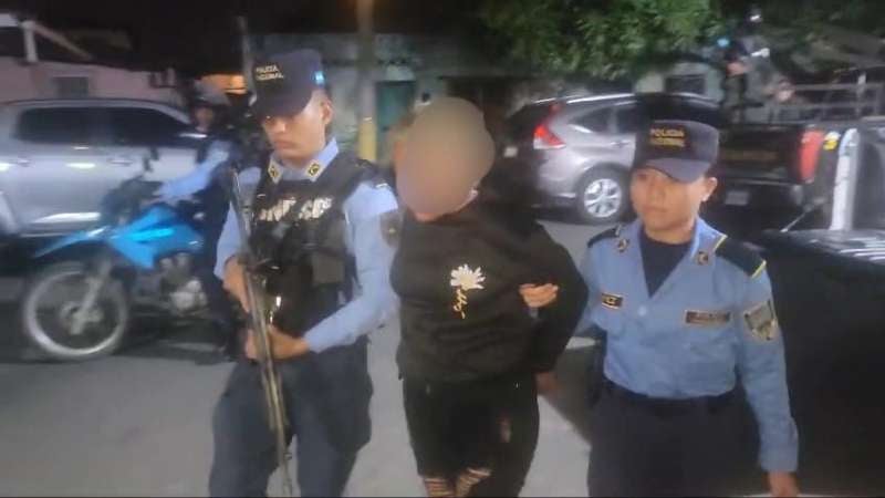 Arrestan mujer por asalto en SPS