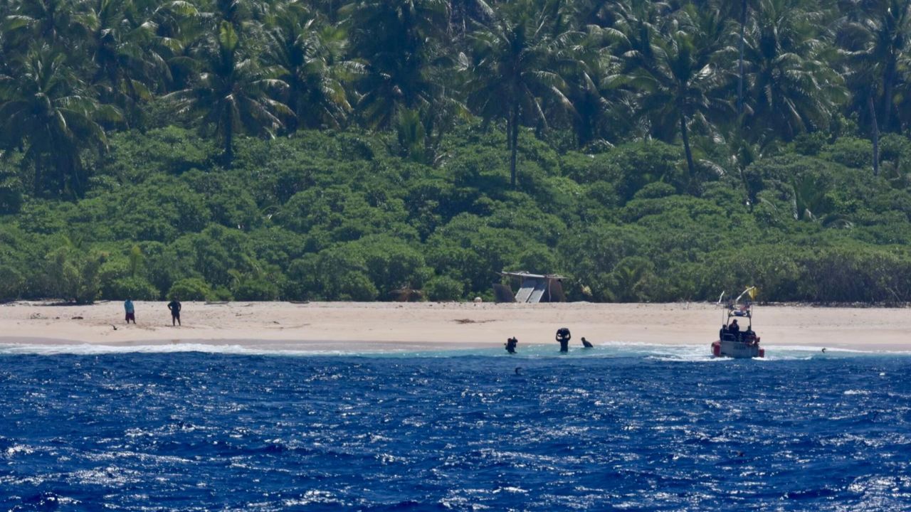 Rescatan a pescadores varados en isla remota
