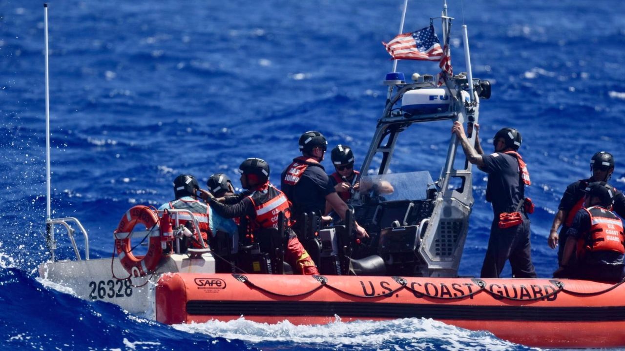 Rescatan a pescadores varados en isla remota