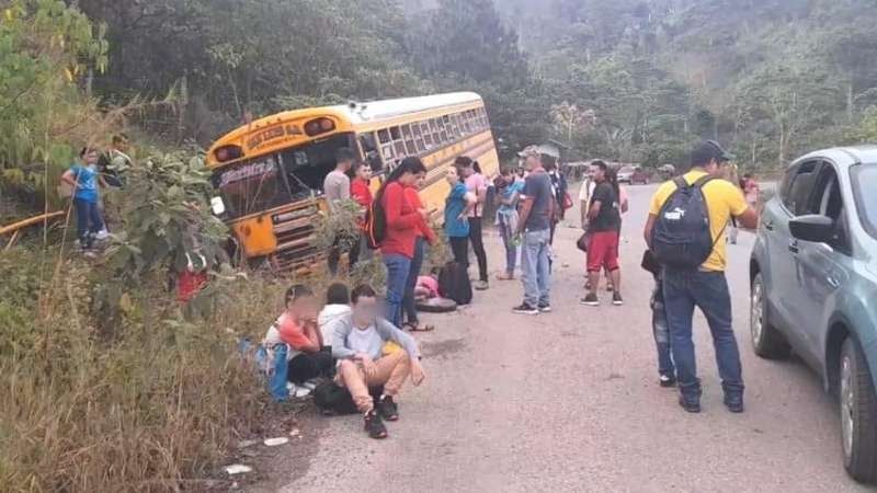 Los pasajeros del bus fueron auxiliados y llevados un centro asistencial.