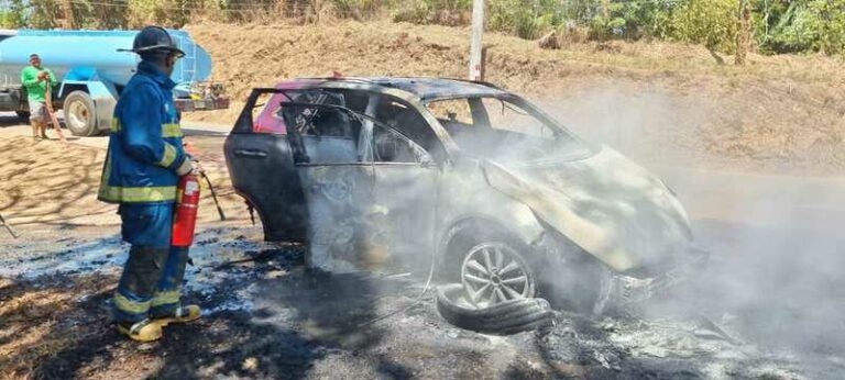 Camioneta Kia se consume en llamas en Islas de la Bahía