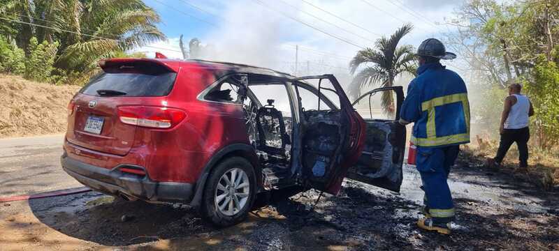 Camioneta Kia se consume en llamas en Islas de la Bahía