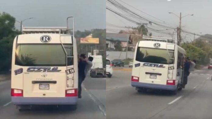 Pasajeros colgados en puerta de bus