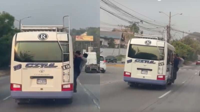 Pasajeros colgados en puerta de bus