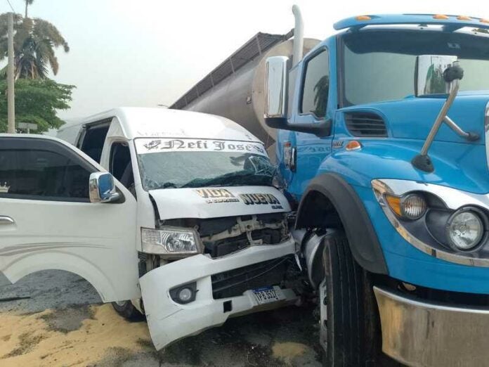 11 heridos deja accidente entre rastra y bus en SPS