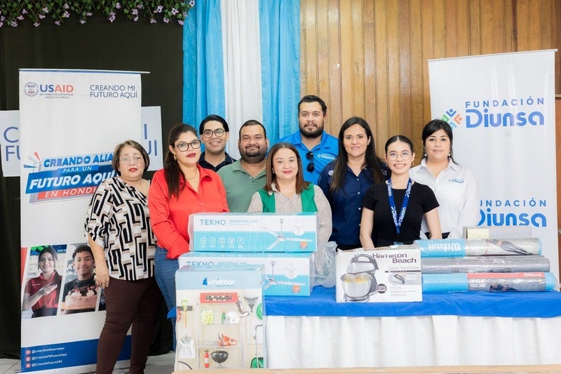 USAID y Fundación Diunsa entregan equipamiento a estudiantes de La Lima