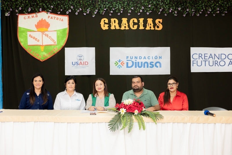USAID y Fundación Diunsa entregan equipamiento a estudiantes de La Lima