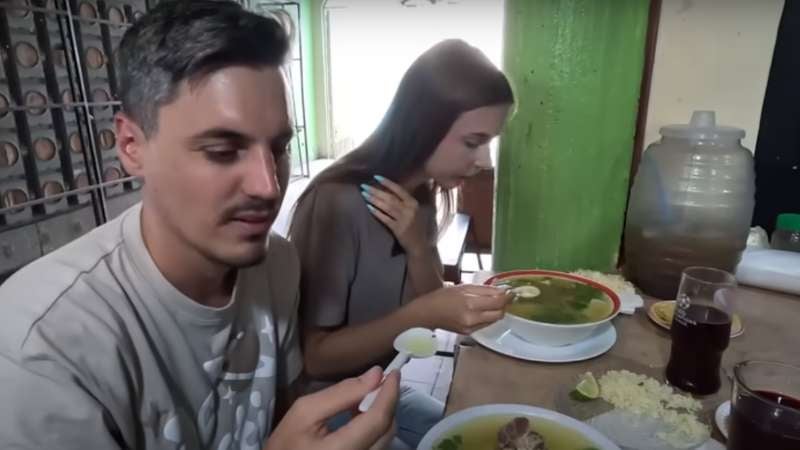 La pareja manifestó que la sopa estaba bastante rica.