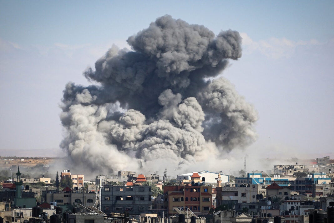 El humo se eleva después del bombardeo israelí en Rafah, en el sur de la Franja de Gaza. FOTO  AFP