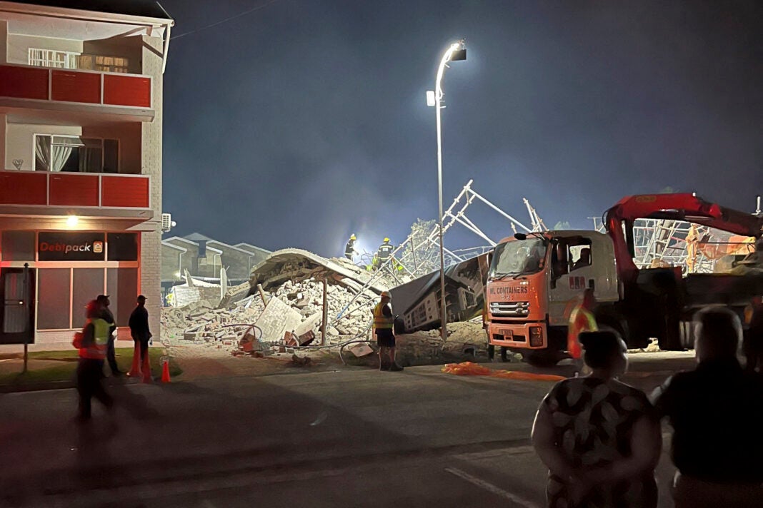 Al menos 50 trabajadores atrapados tras derrumbarse un edifico en construcción en Sudáfrica