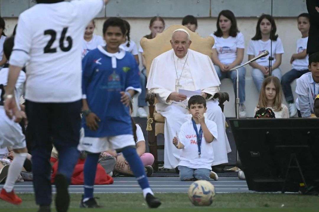 El papa reunido con miles de niños
