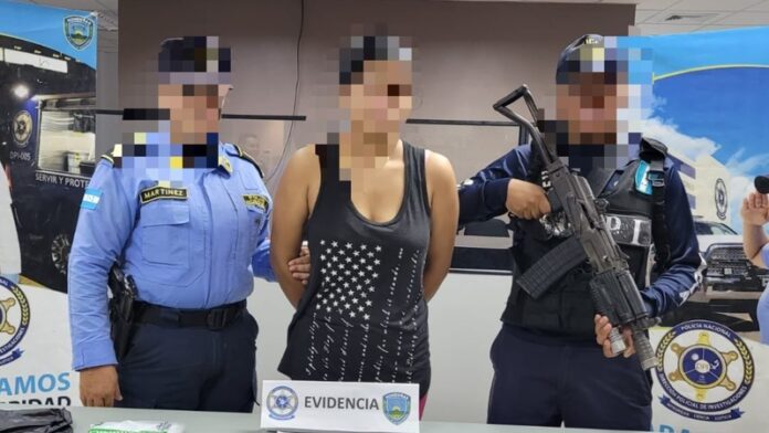 salvadoreña en posesión cocaína Lempira