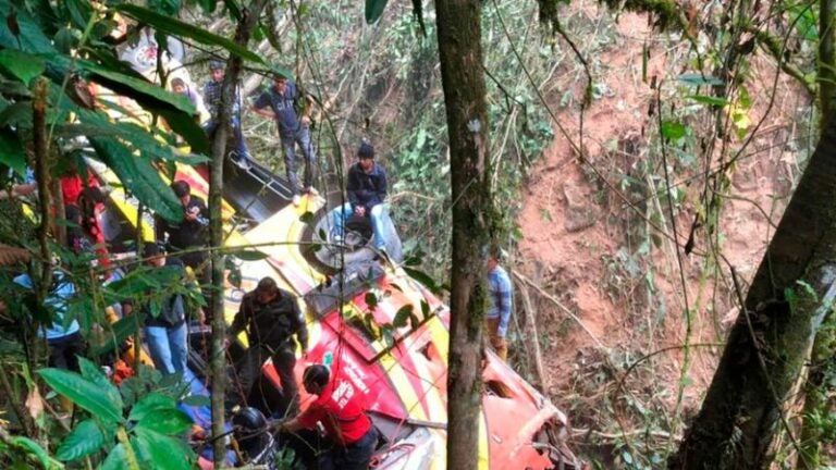 5 personas sin vida y 21 heridos deja accidente de autobús en Ecuador