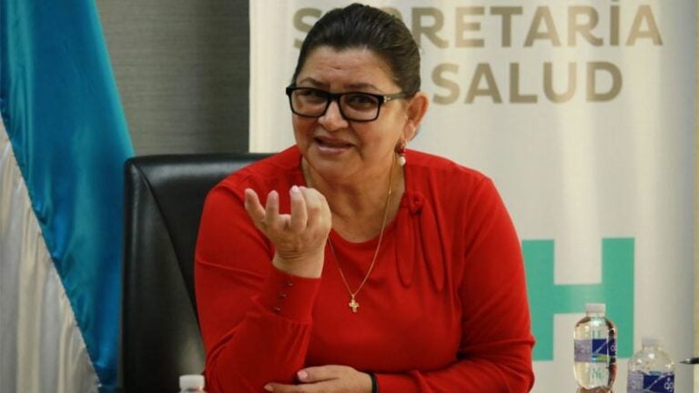 ministra de salud contrata a hermana