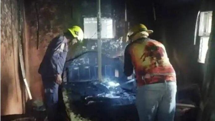 Hombre prende fuego a su vivienda con sus hijos dentro