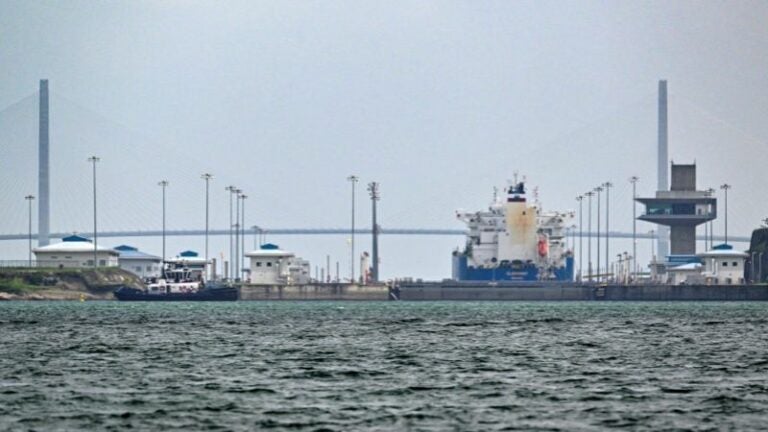 Canal de Panamá aumenta el tránsito de buques, pese a escasez de agua
