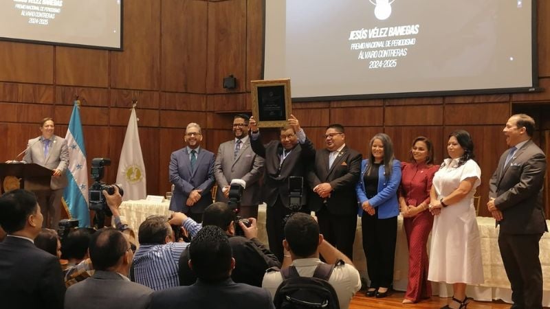 Jesús Vélez Banegas recibe el Premio «Álvaro Contreras»