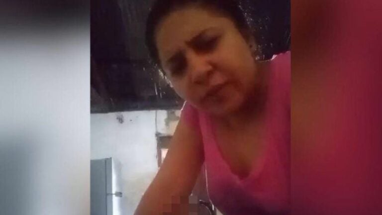 Madre tortura a su hijo para amenazar a su pareja