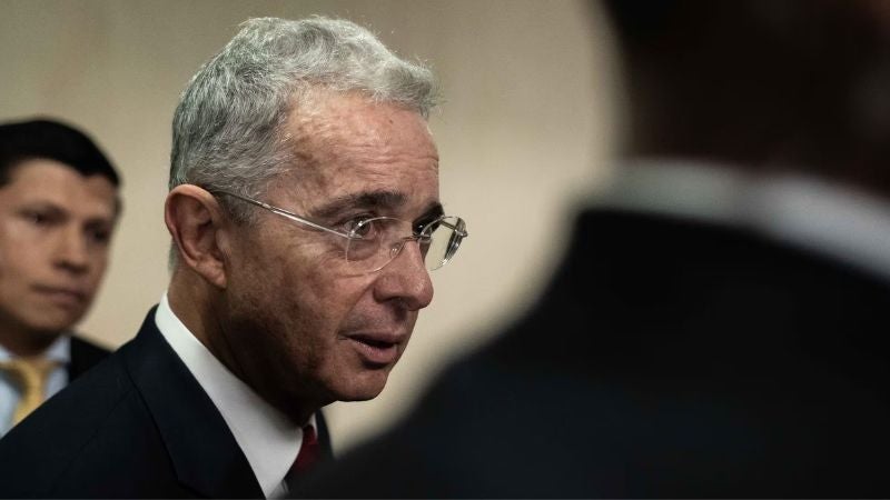 Uribe acusado de soborno y fraude