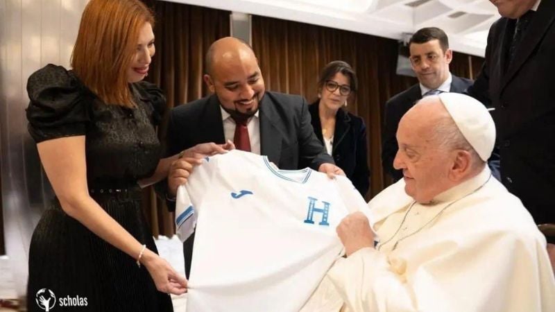 El Papa Francisco Recibe la camisa de la “H” en el Vaticano