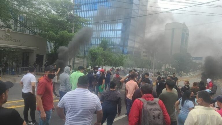 Bases de Libre protestan frente a Casa Presidencial