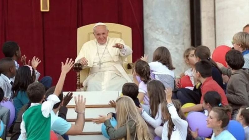 El papa se rodea de decenas de miles de niños en el estadio de Roma para pedir paz