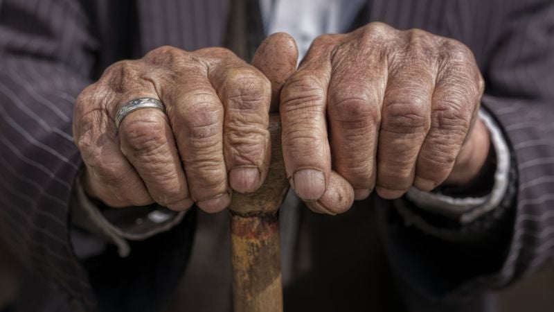 Anciano intenta quitarse la vida por infidelidad de hace 25 años de su esposa