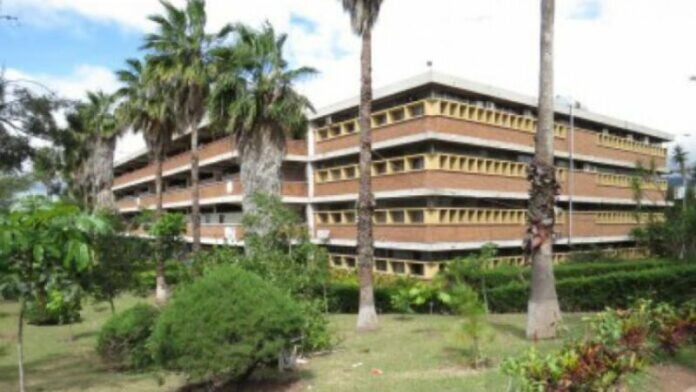 Alumnos de la carrera de Biología se toman el edificio J1 en la UNAH