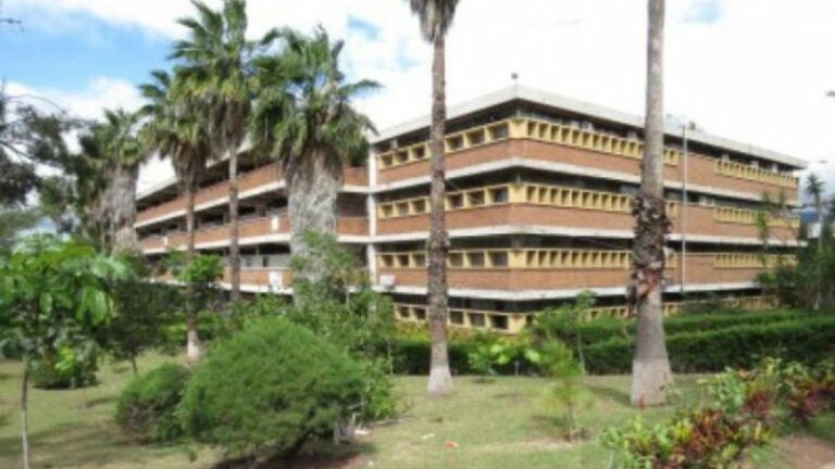 Alumnos de la carrera de Biología se toman el edificio J1 en la UNAH