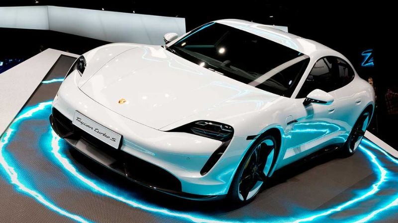 Porsche retira miles de unidades de coches eléctricos por un problema de baterias