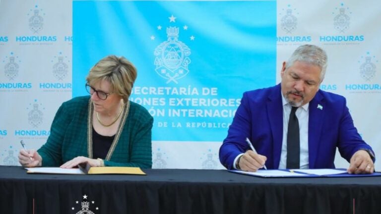 Honduras y EEUU firman alianza para frenar violencia contra mujeres y niñas