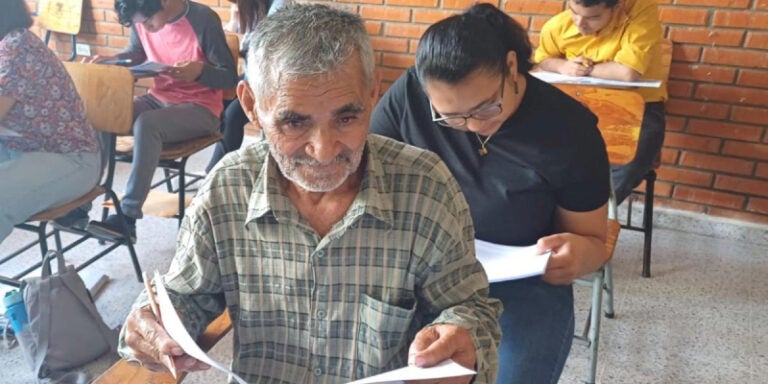 Don Guadalupe Pineda inicia su primer día de clases en la UPNFM