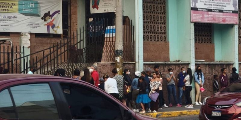 Por problemas respiratorios, hondureños abarrotan el centro de salud Alonso Suazo en TGU