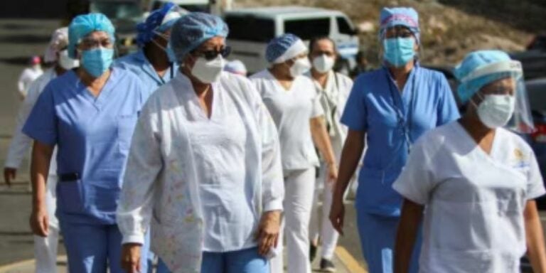 Bajos salarios en las instituciones públicas motivaban a médicos a migrar